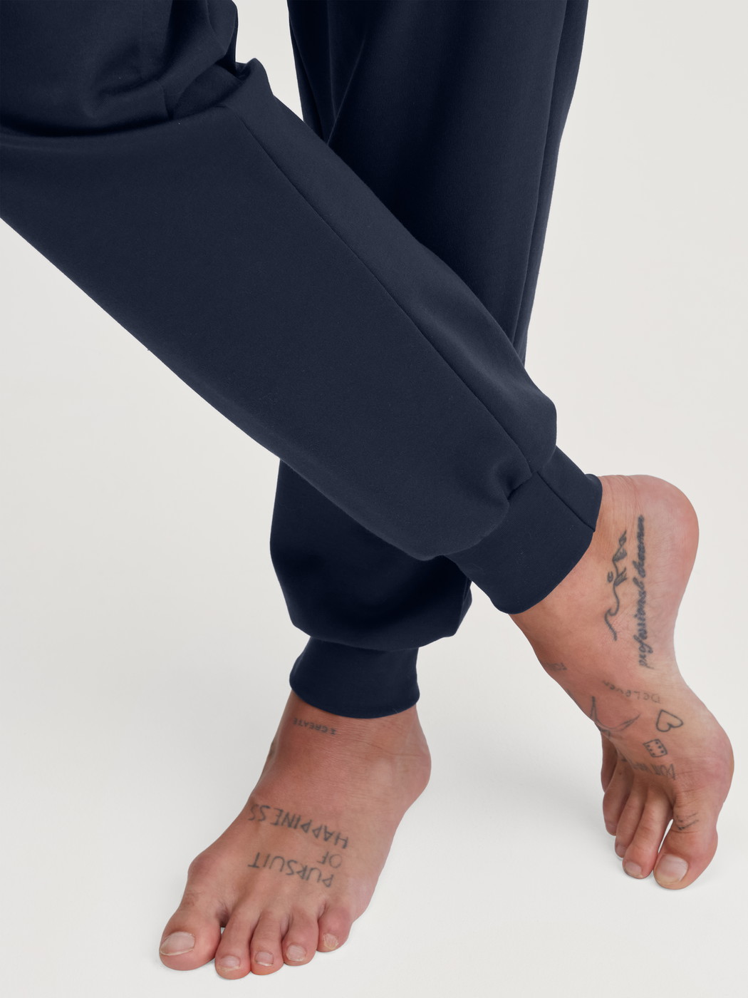 La modella / Il modello Uomo indossa Pigiama con polsini in 100% cotone di colore Verde, Modello, della serie Relax Comfy 3 di CALIDA, Dettaglio