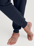 La modella / Il modello Uomo indossa Pigiama con polsini in 100% cotone di colore Verde, Modello, della serie Relax Comfy 3 di CALIDA, Dettaglio