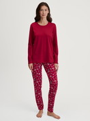 Damen-Model trägt Pyjama, lang aus 100% Baumwolle in Rot, Gemustert aus Serie Family & Friends von CALIDA, Vorderansicht