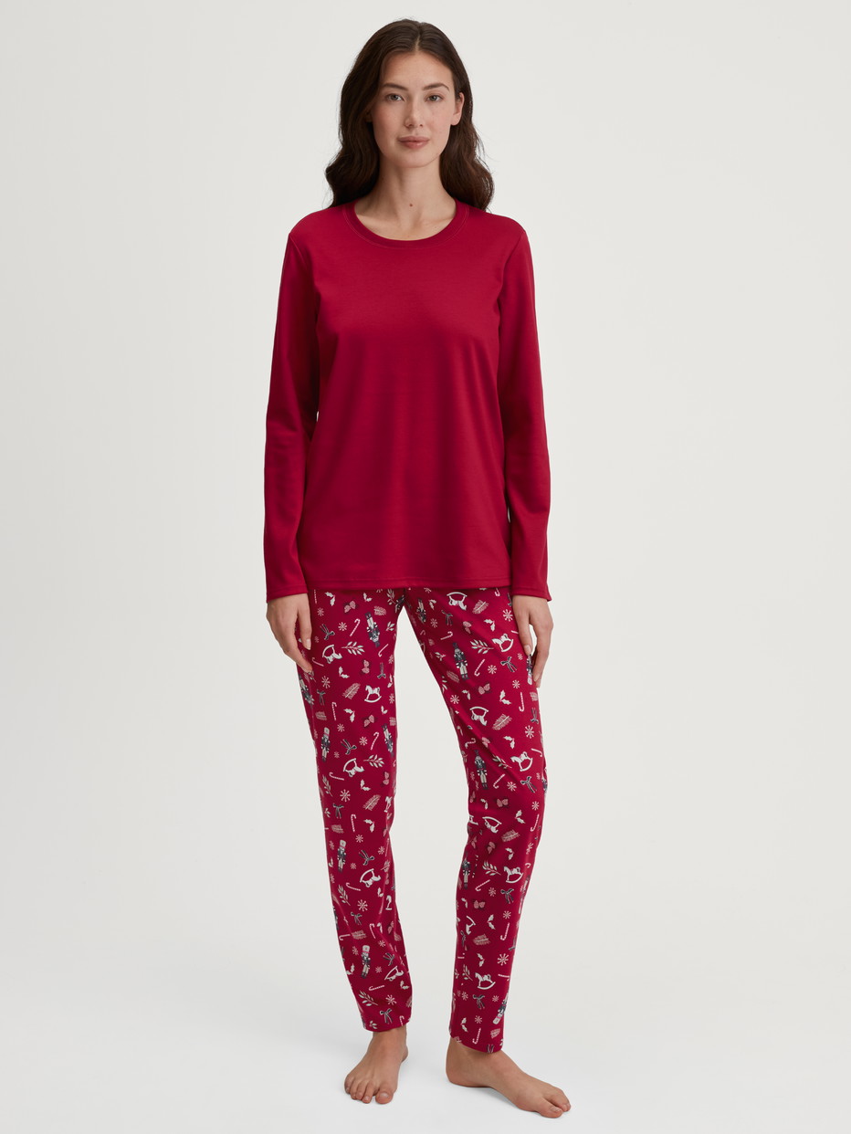 Damen-Model trägt Pyjama, lang aus 100% Baumwolle in Rot, Gemustert aus Serie Family & Friends von CALIDA, Vorderansicht