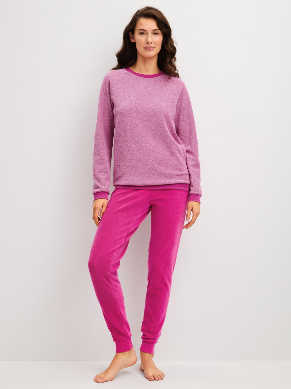 Damen-Model trägt Bündchen-Pyjama aus Baumwolle in Rosa, Gestreift aus Serie Soft Dreams von CALIDA, Vorderansicht