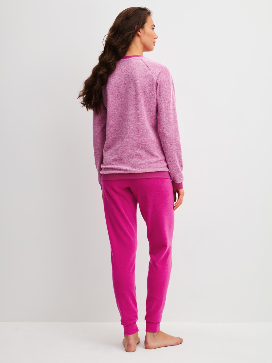 Damen-Model trägt Bündchen-Pyjama aus Baumwolle in Rosa, Gestreift aus Serie Soft Dreams von CALIDA, Rückansicht