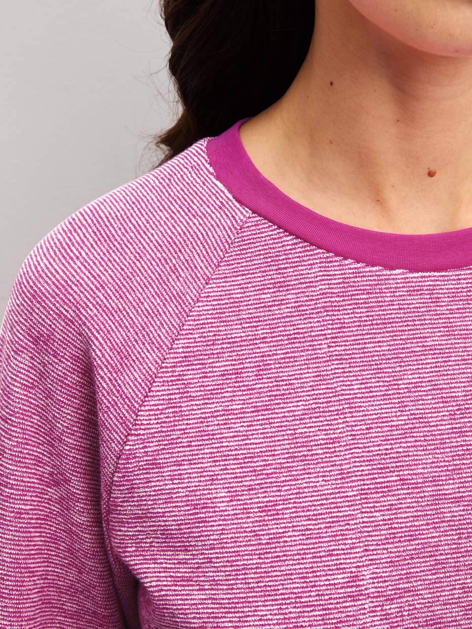 Damen-Model trägt Bündchen-Pyjama aus Baumwolle in Rosa, Gestreift aus Serie Soft Dreams von CALIDA, Detail
