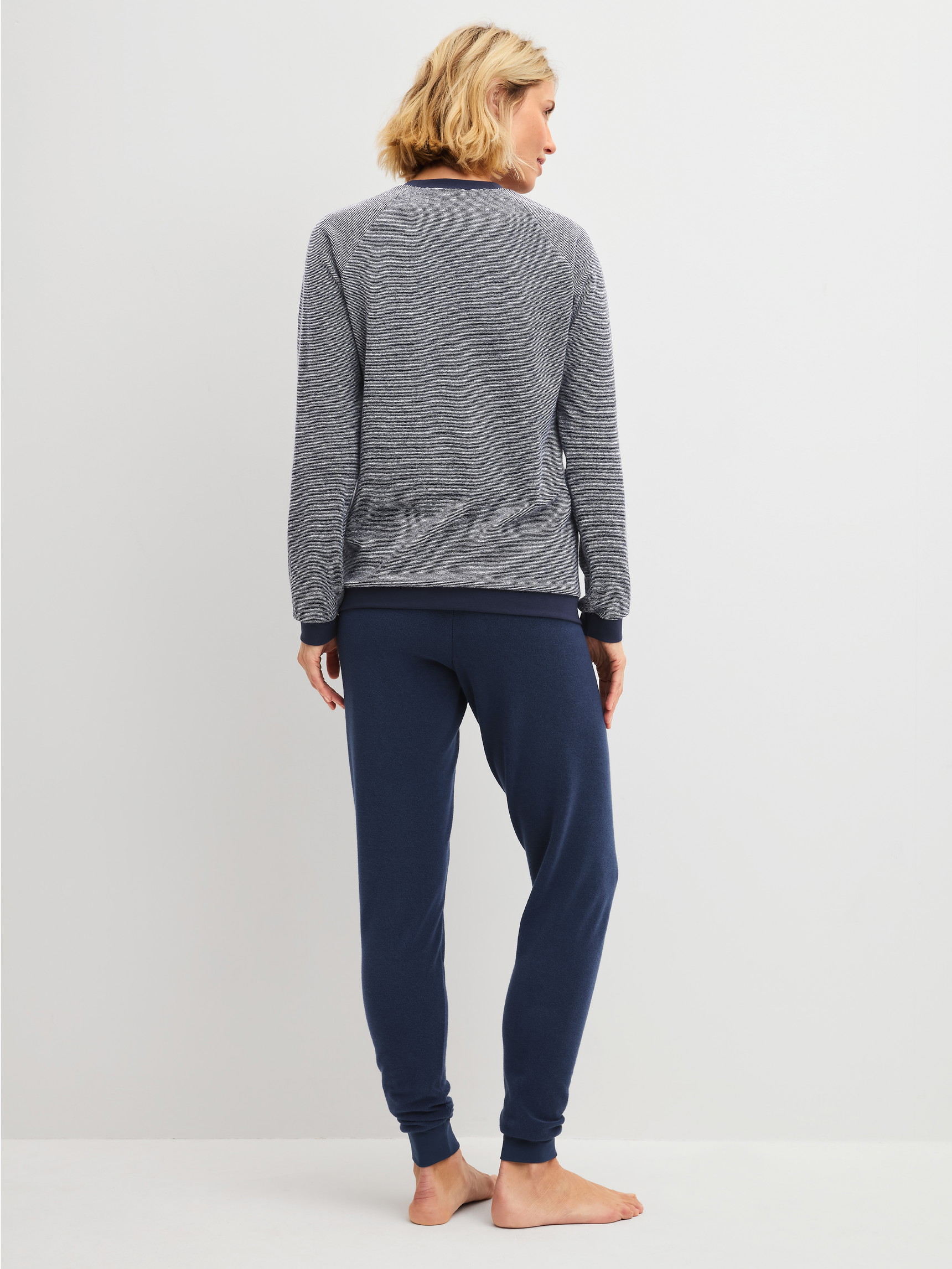 Damen-Model trägt Bündchen-Pyjama aus Baumwolle in Blau, Gestreift aus Serie Soft Dreams von CALIDA, Rückansicht