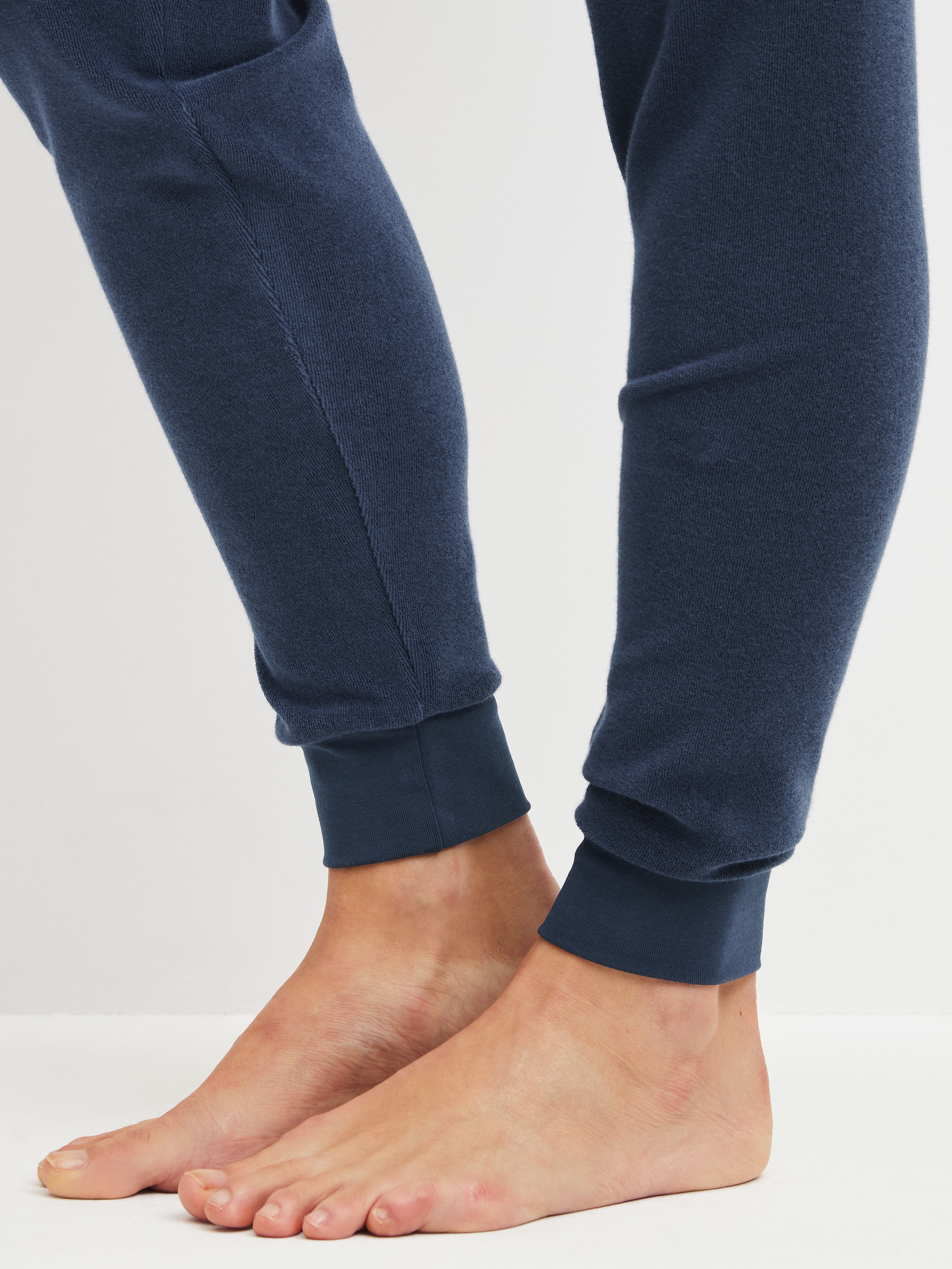 Damen-Model trägt Bündchen-Pyjama aus Baumwolle in Blau, Gestreift aus Serie Soft Dreams von CALIDA, Detail
