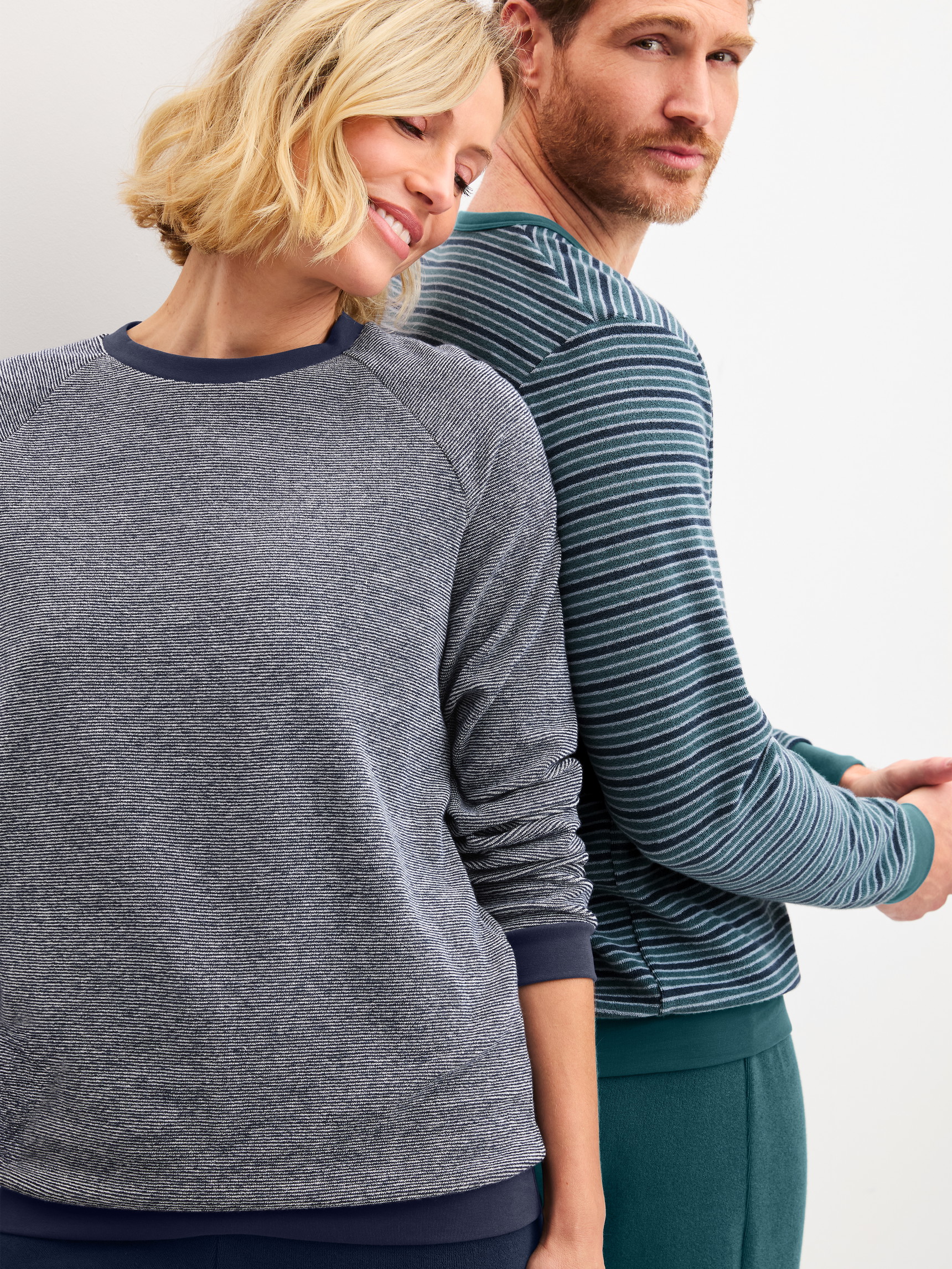 Damen-Model trägt Bündchen-Pyjama aus Baumwolle in Blau, Gestreift aus Serie Soft Dreams von CALIDA, Zusatzbild