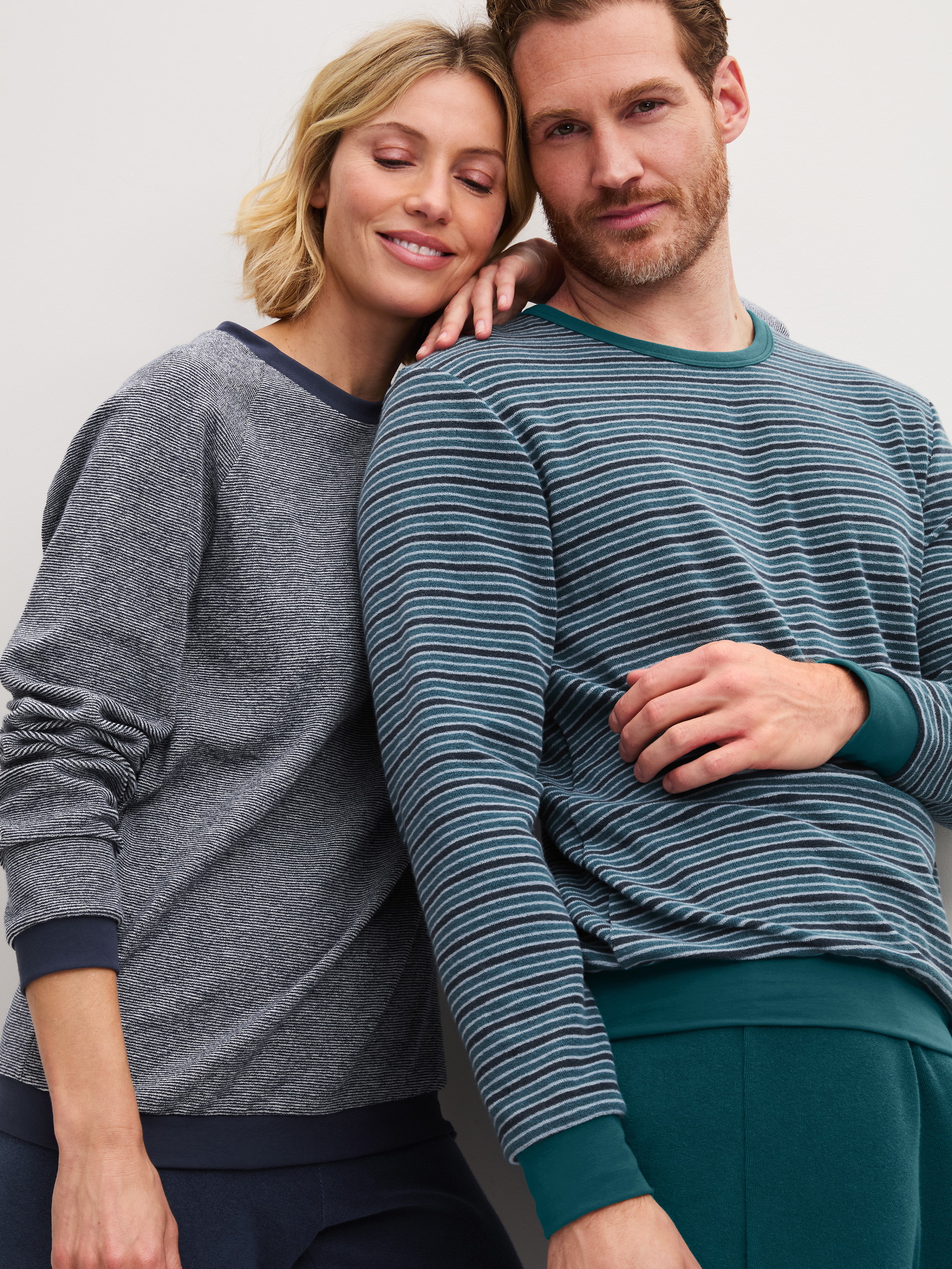 Damen-Model trägt Bündchen-Pyjama aus Baumwolle in Blau, Gestreift aus Serie Soft Dreams von CALIDA, Zusatzbild
