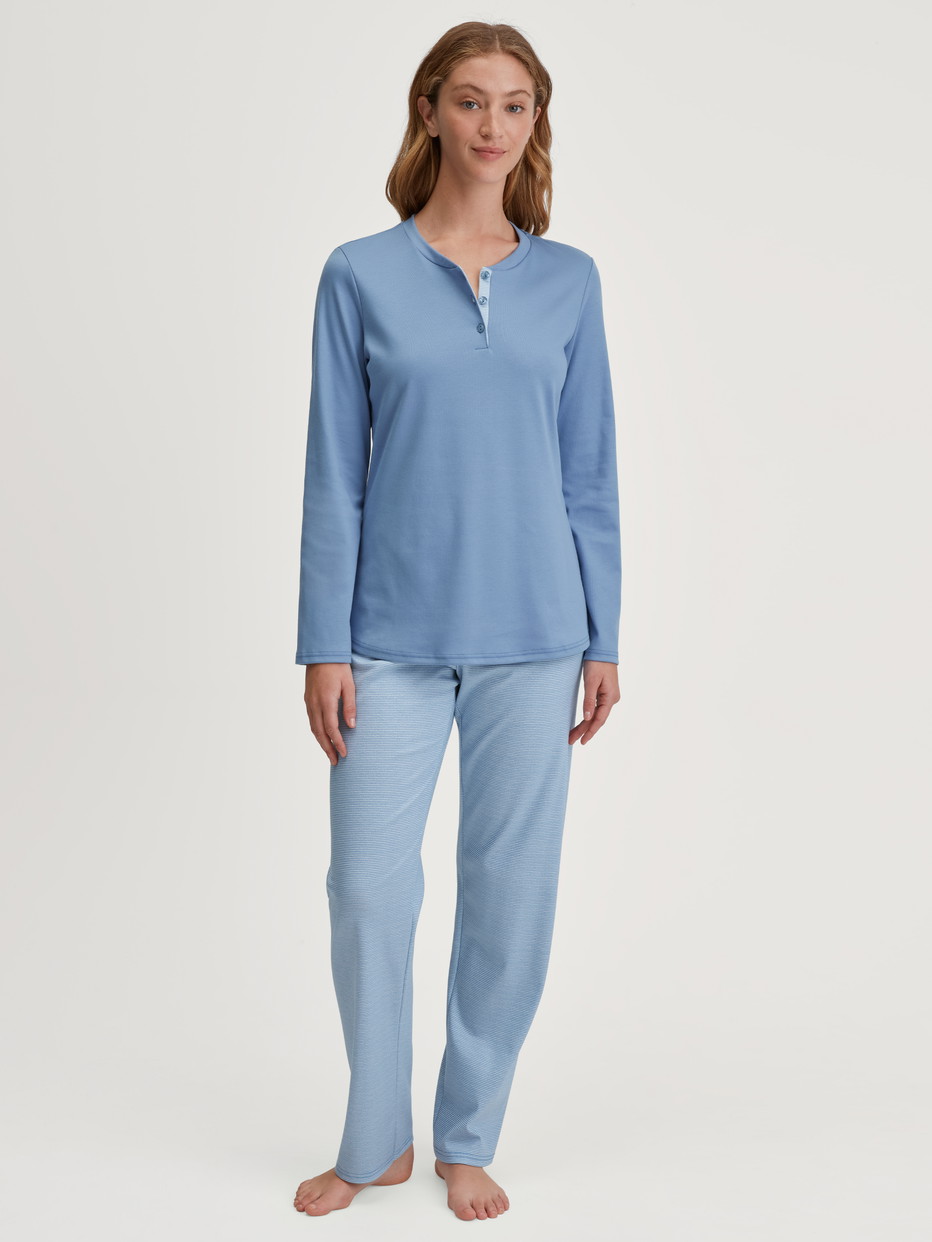 Le mannequin Femme porte le/la Pyjama, longue en 100% coton de couleur Bleu, Rayée, de la série Midnight Stripes de CALIDA, Vue de face