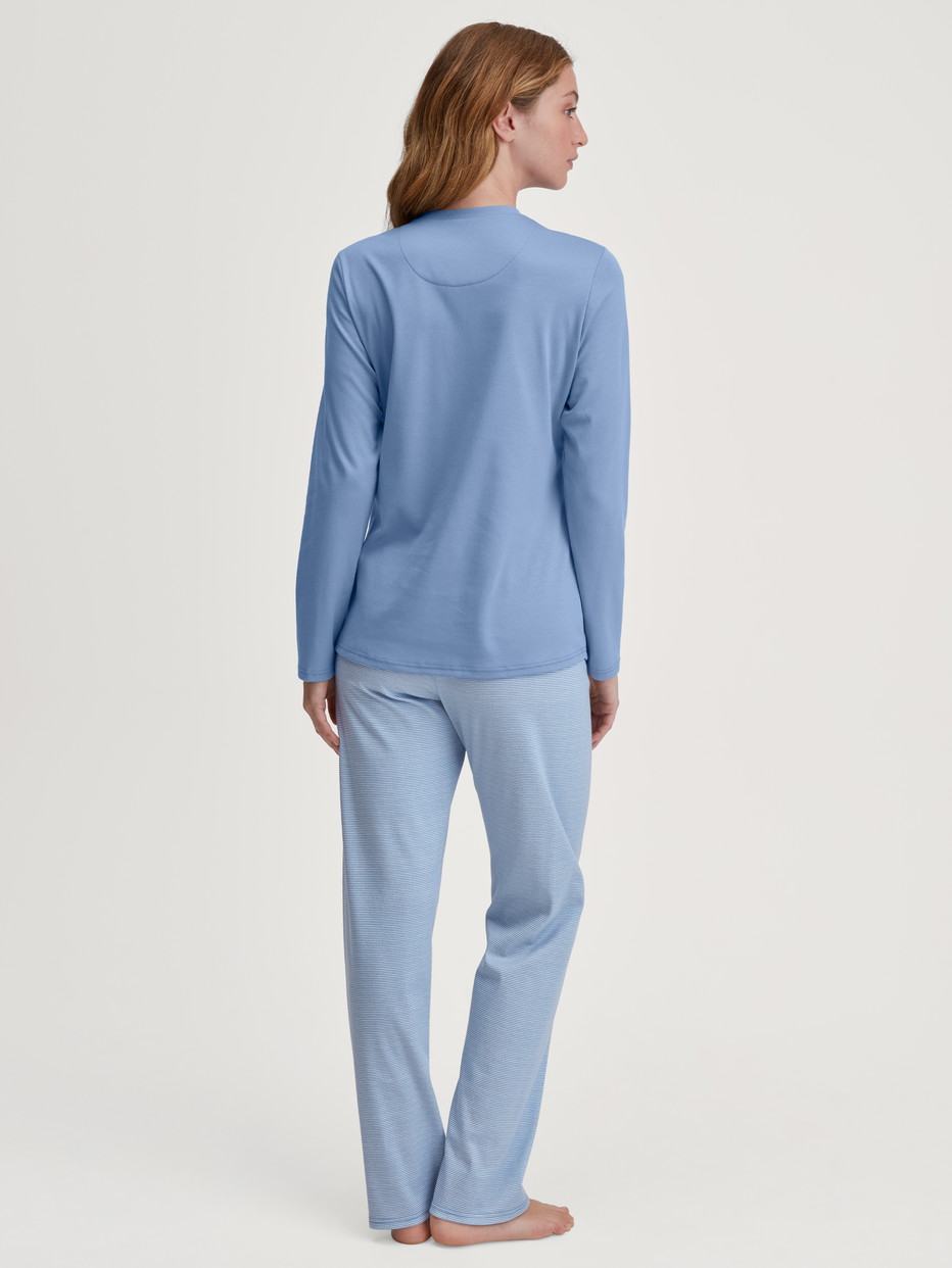 Le mannequin Femme porte le/la Pyjama, longue en 100% coton de couleur Bleu, Rayée, de la série Midnight Stripes de CALIDA, Vue arrière