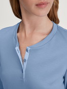 Damen-Model trägt Pyjama, lang aus 100% Baumwolle in Blau, Gestreift aus Serie Midnight Stripes von CALIDA, Detail