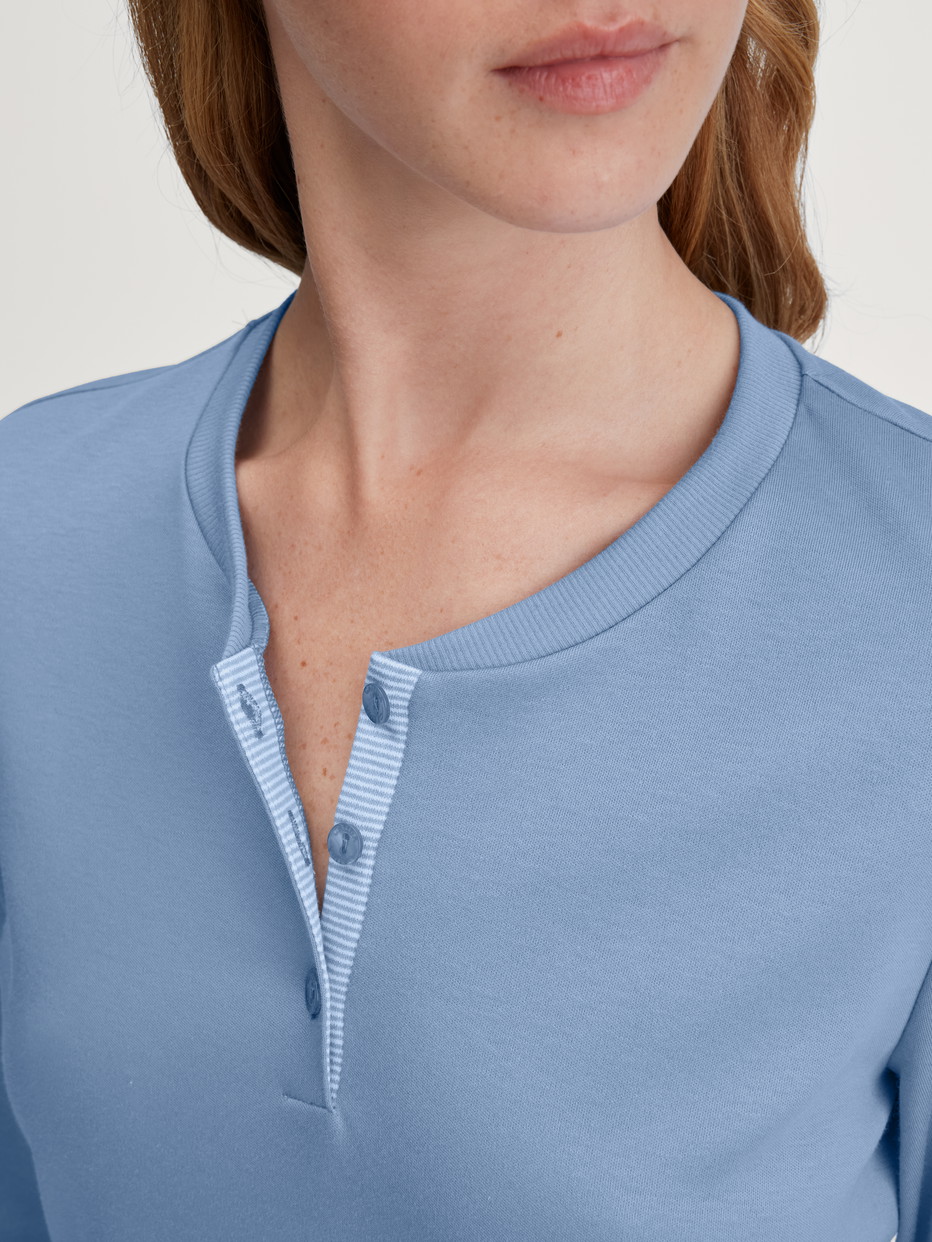 Le mannequin Femme porte le/la Pyjama, longue en 100% coton de couleur Bleu, Rayée, de la série Midnight Stripes de CALIDA, Détail