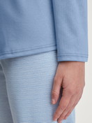 Damen-Model trägt Pyjama, lang aus 100% Baumwolle in Blau, Gestreift aus Serie Midnight Stripes von CALIDA, Detail