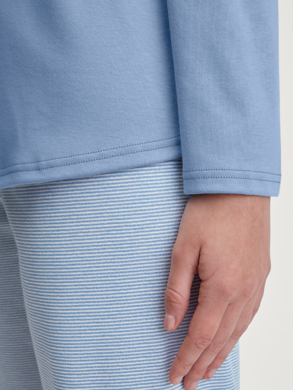 Le mannequin Femme porte le/la Pyjama, longue en 100% coton de couleur Bleu, Rayée, de la série Midnight Stripes de CALIDA, Détail