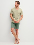 La modella / Il modello Uomo indossa Pigiama corto in Cotone di colore Verde, Tinta unita, della serie Relax Superlight di CALIDA, Vista frontale