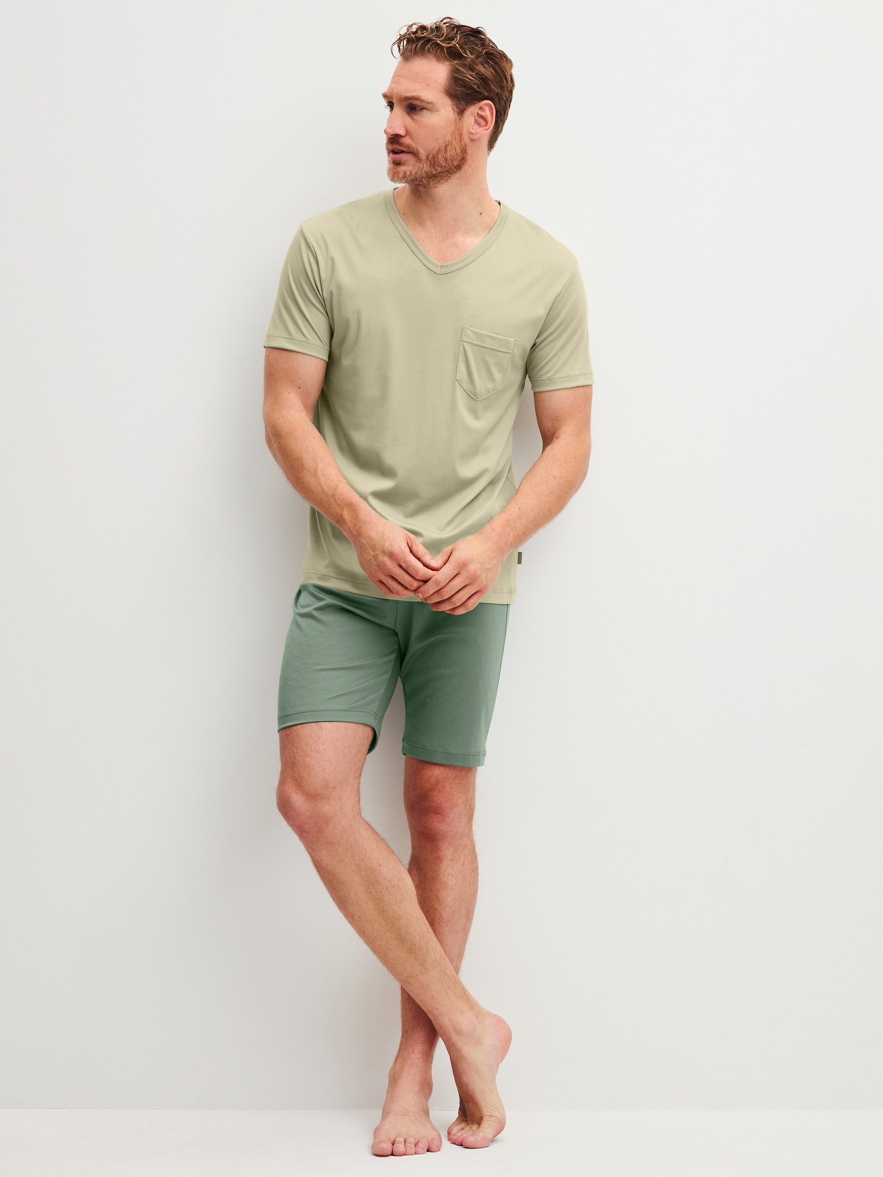 Le mannequin Homme porte le/la Pyjama court en Coton de couleur Vert, Unicolore, de la série Relax Superlight de CALIDA, Vue de face