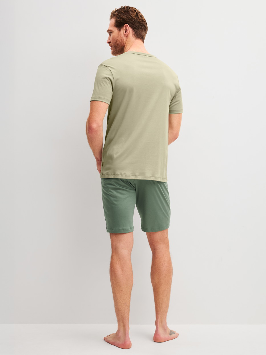 Herren-Model trägt Kurz-Pyjama aus Baumwolle in Grün, Einfarbig aus Serie Relax Superlight von CALIDA, Rückansicht