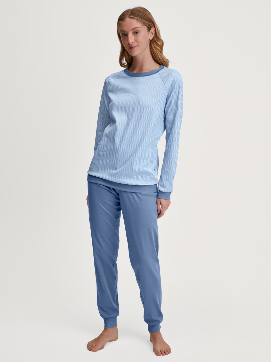 Le mannequin Femme porte le/la Pyjama avec bords élastiques en 100% coton de couleur Bleu, Rayée, de la série Midnight Stripes de CALIDA, Vue de face