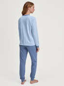 Le mannequin Femme porte le/la Pyjama avec bords élastiques en 100% coton de couleur Bleu, Rayée, de la série Midnight Stripes de CALIDA, Vue arrière