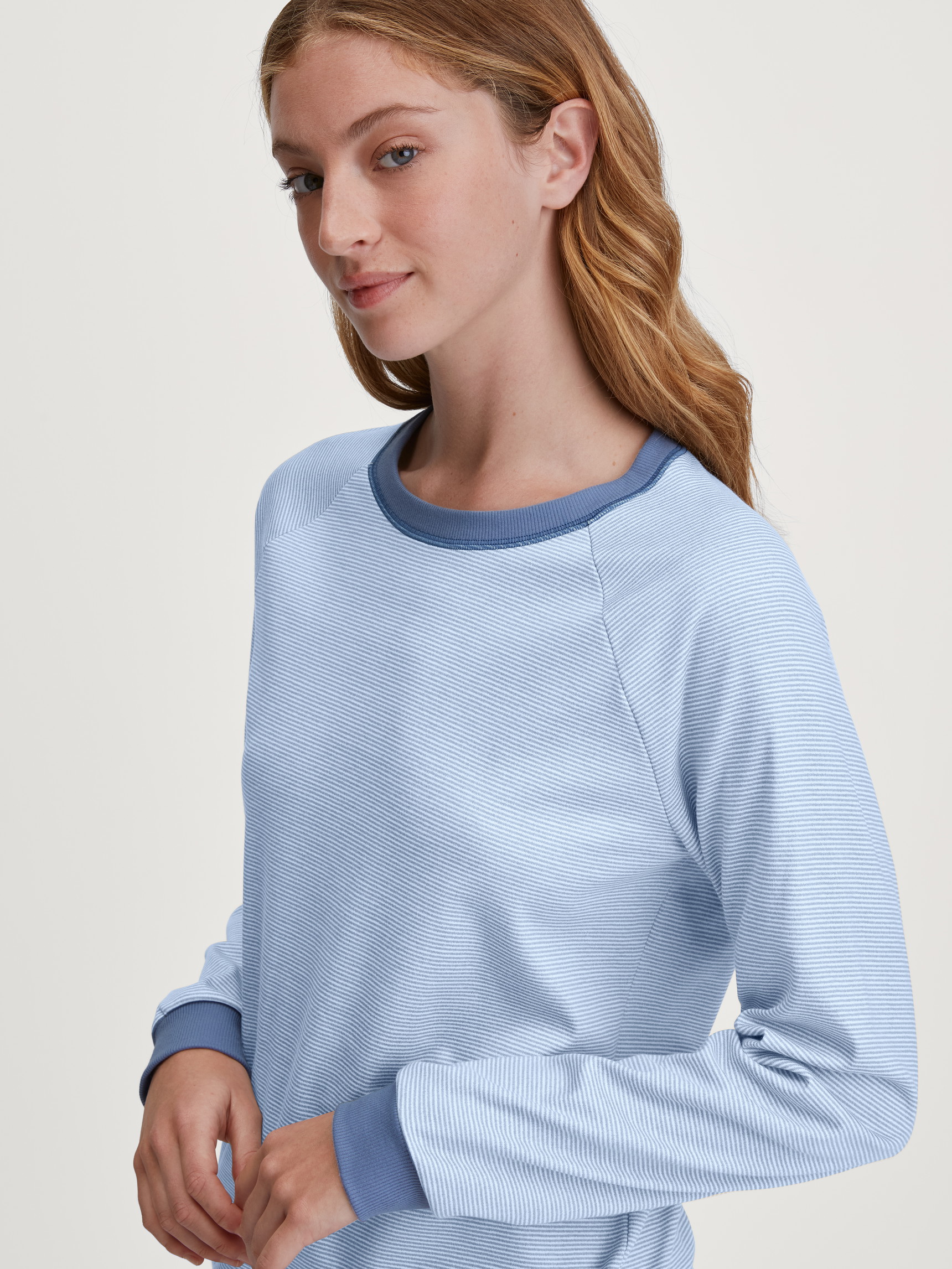 Le mannequin Femme porte le/la Pyjama avec bords élastiques en 100% coton de couleur Bleu, Rayée, de la série Midnight Stripes de CALIDA, Détail