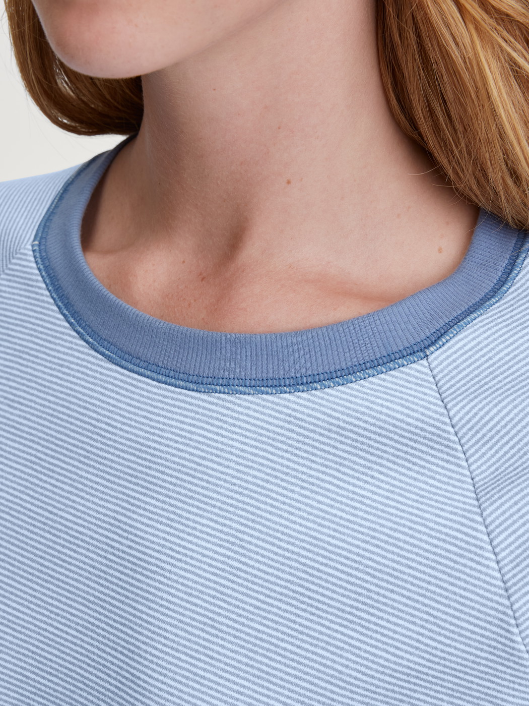 Le mannequin Femme porte le/la Pyjama avec bords élastiques en 100% coton de couleur Bleu, Rayée, de la série Midnight Stripes de CALIDA, Détail