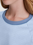Le mannequin Femme porte le/la Pyjama avec bords élastiques en 100% coton de couleur Bleu, Rayée, de la série Midnight Stripes de CALIDA, Détail