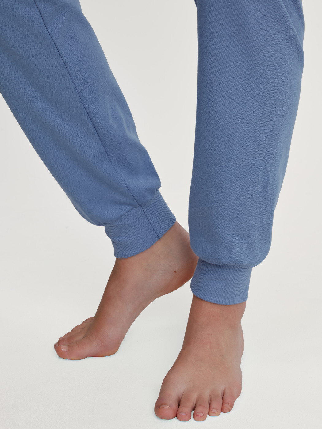 Le mannequin Femme porte le/la Pyjama avec bords élastiques en 100% coton de couleur Bleu, Rayée, de la série Midnight Stripes de CALIDA, Détail
