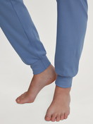 Le mannequin Femme porte le/la Pyjama avec bords élastiques en 100% coton de couleur Bleu, Rayée, de la série Midnight Stripes de CALIDA, Détail