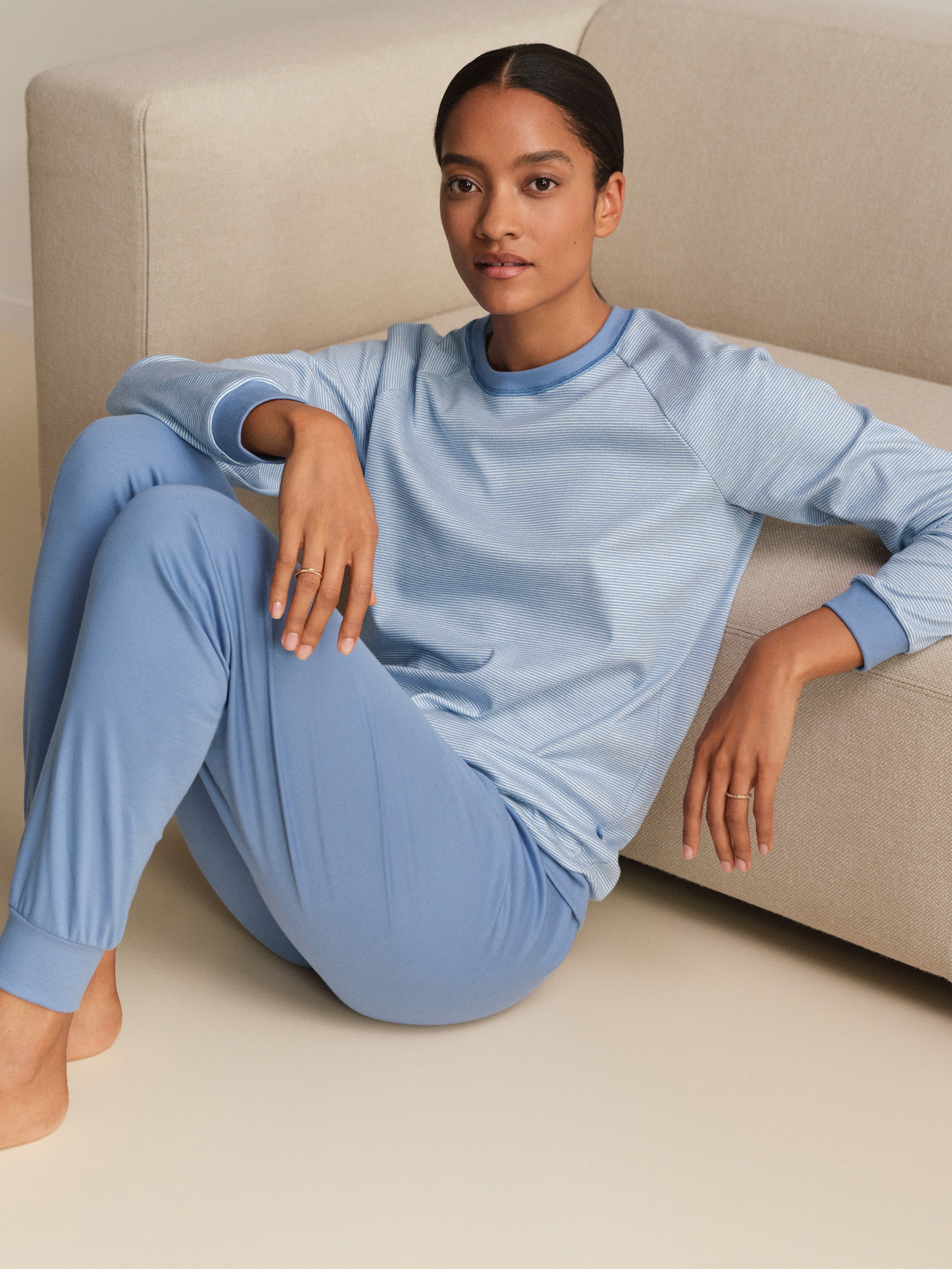 Le mannequin Femme porte le/la Pyjama avec bords élastiques en 100% coton de couleur Bleu, Rayée, de la série Midnight Stripes de CALIDA, Vue de face