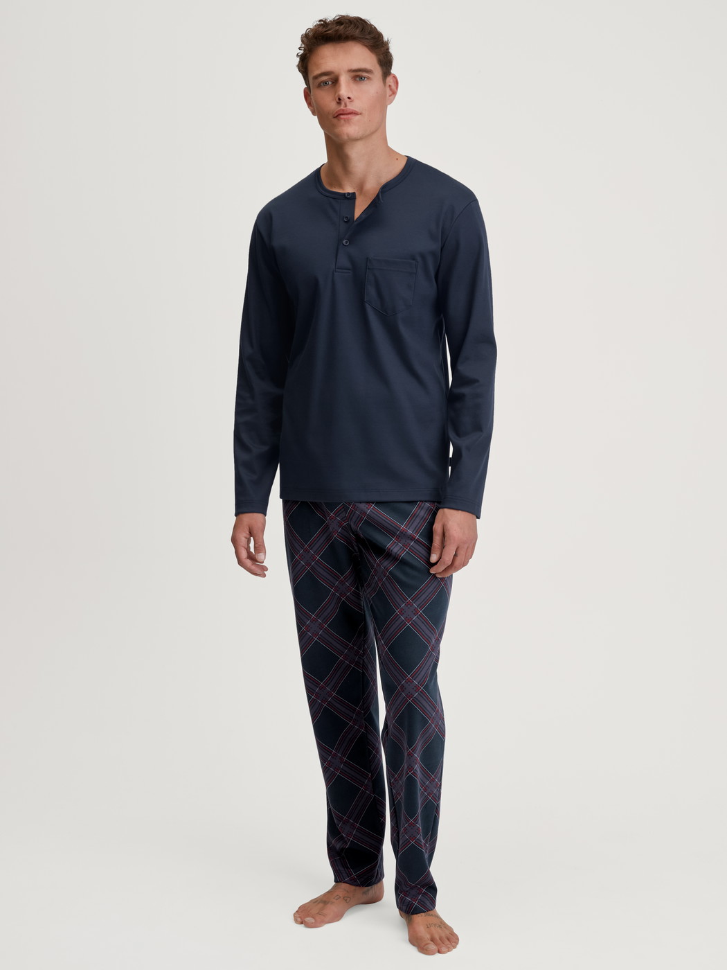 La modella / Il modello Uomo indossa Pigiami, lunghi in 100% cotone di colore Blu, Modello, della serie Relax Comfy 4 di CALIDA, Vista frontale