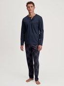 La modella / Il modello Uomo indossa Pigiami, lunghi in 100% cotone di colore Blu, Modello, della serie Relax Comfy 4 di CALIDA, Vista frontale