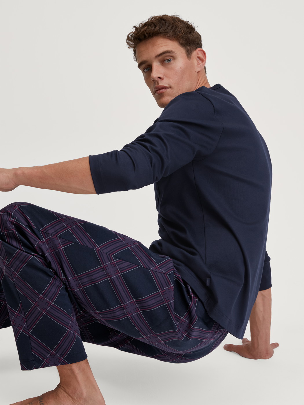 La modella / Il modello Uomo indossa Pigiami, lunghi in 100% cotone di colore Blu, Modello, della serie Relax Comfy 4 di CALIDA, Immagine aggiuntiva