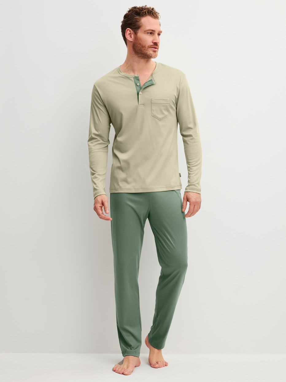 Herren-Model trägt Pyjama, lang aus Baumwolle in Grün, Einfarbig aus Serie Relax Superlight von CALIDA, Vorderansicht