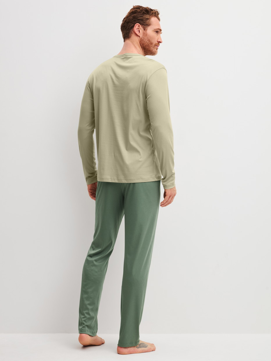 Herren-Model trägt Pyjama, lang aus Baumwolle in Grün, Einfarbig aus Serie Relax Superlight von CALIDA, Rückansicht