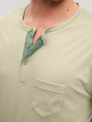 Herren-Model trägt Pyjama, lang aus Baumwolle in Grün, Einfarbig aus Serie Relax Superlight von CALIDA, Detail