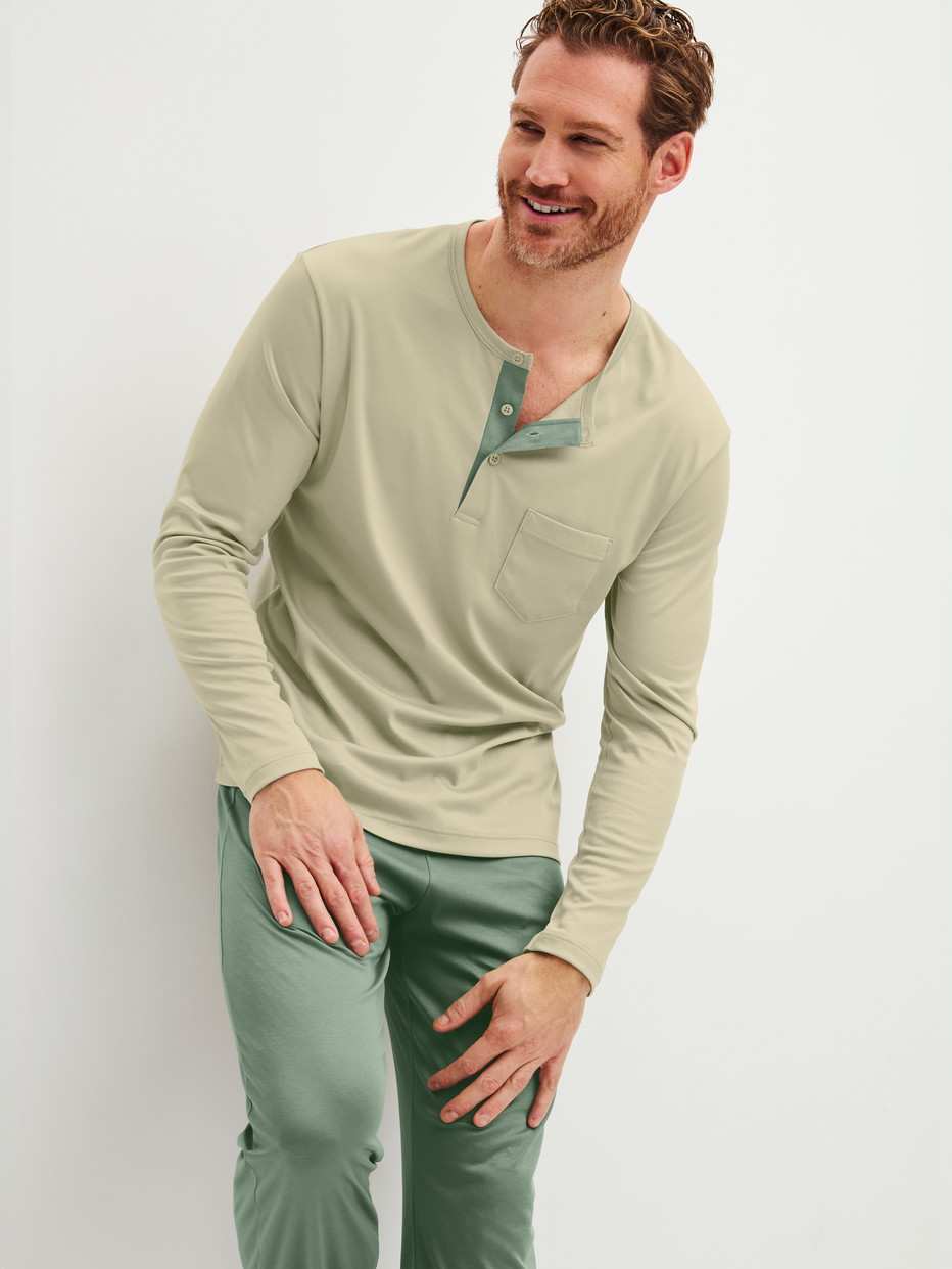Herren-Model trägt Pyjama, lang aus Baumwolle in Grün, Einfarbig aus Serie Relax Superlight von CALIDA, Zusatzbild