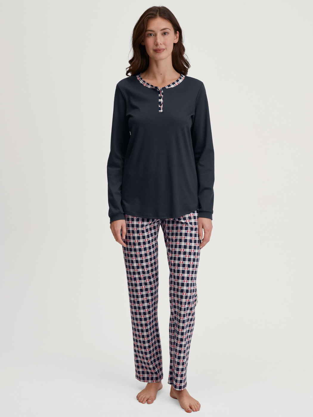 Le mannequin Femme porte le/la Pyjama, longue en 100% coton de couleur Bleu, À carreaux, de la série Family & Friends de CALIDA, Vue de face