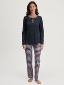 Le mannequin Femme porte le/la Pyjama, longue en 100% coton de couleur Bleu, À carreaux, de la série Family & Friends de CALIDA, Vue de face