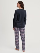 Le mannequin Femme porte le/la Pyjama, longue en 100% coton de couleur Bleu, À carreaux, de la série Family & Friends de CALIDA, Vue arrière