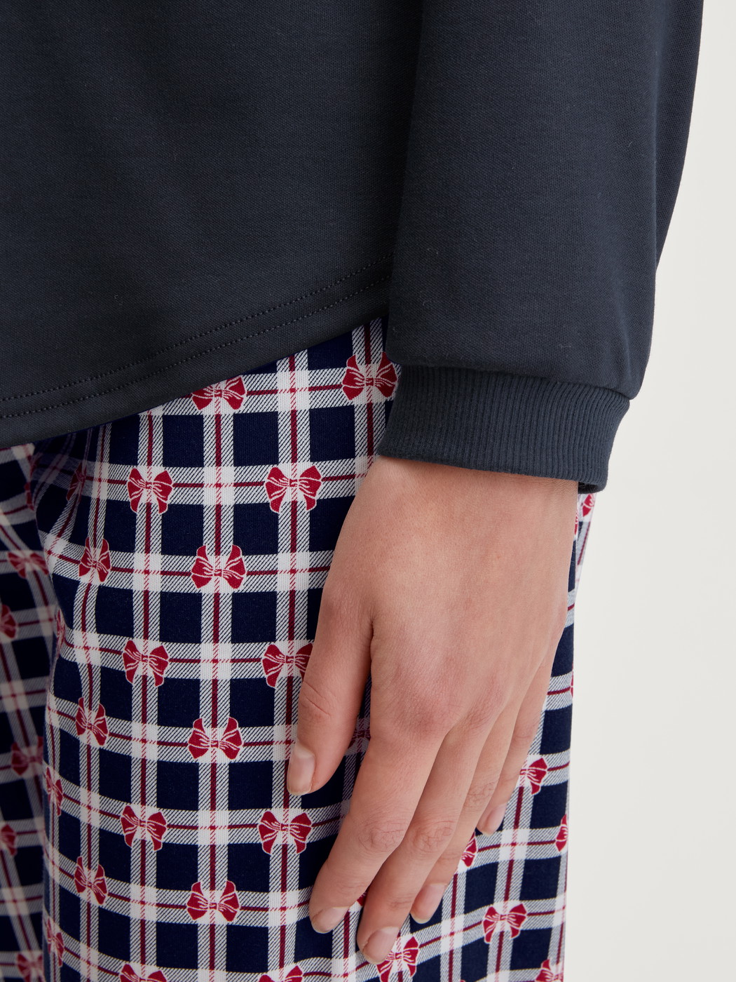 Le mannequin Femme porte le/la Pyjama, longue en 100% coton de couleur Bleu, À carreaux, de la série Family & Friends de CALIDA, Détail