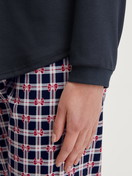 Le mannequin Femme porte le/la Pyjama, longue en 100% coton de couleur Bleu, À carreaux, de la série Family & Friends de CALIDA, Détail