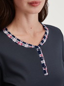Le mannequin Femme porte le/la Pyjama, longue en 100% coton de couleur Bleu, À carreaux, de la série Family & Friends de CALIDA, Détail