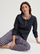 Le mannequin Femme porte le/la Pyjama, longue en 100% coton de couleur Bleu, À carreaux, de la série Family & Friends de CALIDA, Vue de face