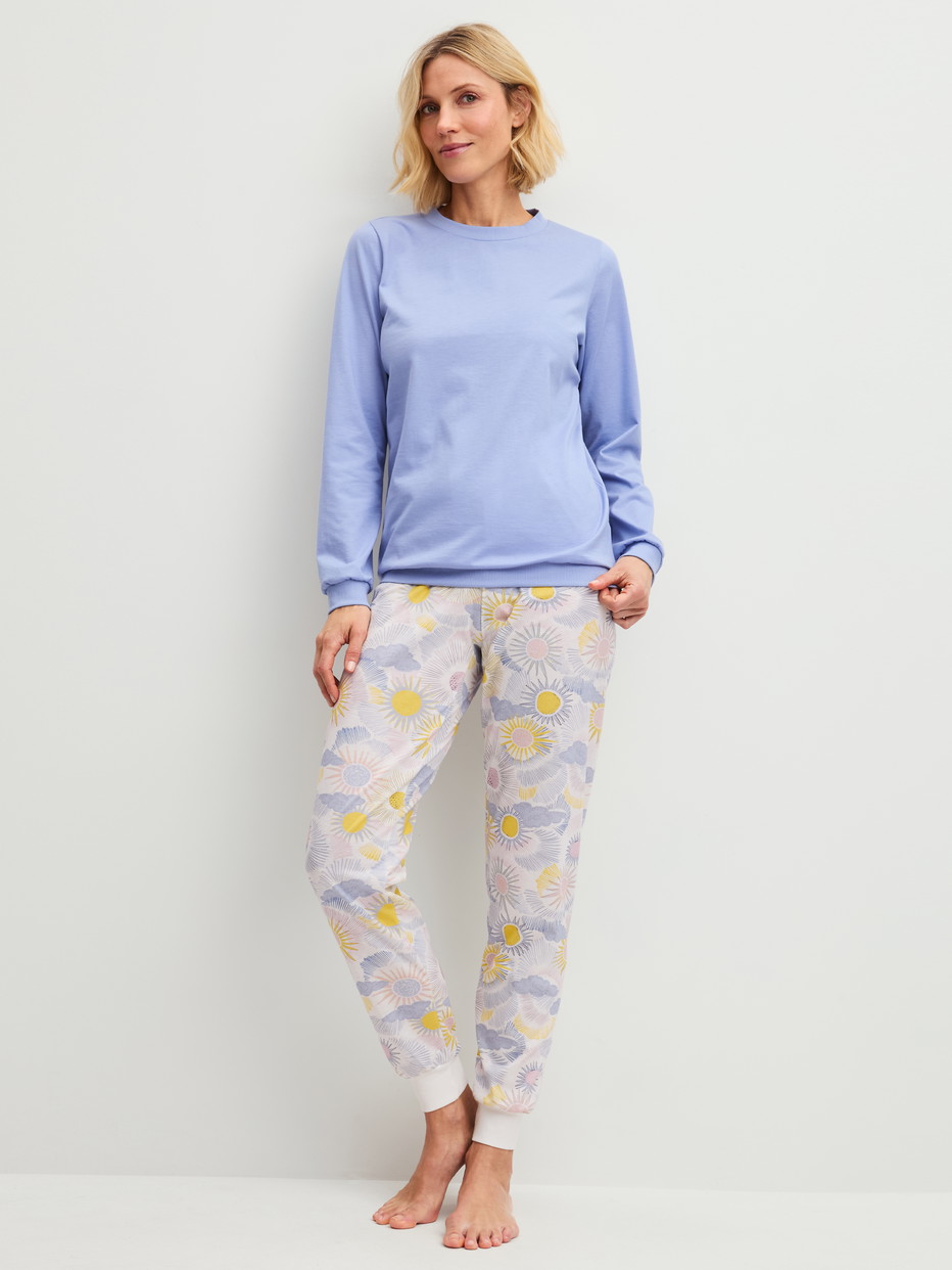 Le mannequin Femme porte le/la Pyjama avec bords élastiques en 100% coton de couleur Bleu, À motifs, de la série EDITION 85 de CALIDA, Vue de face