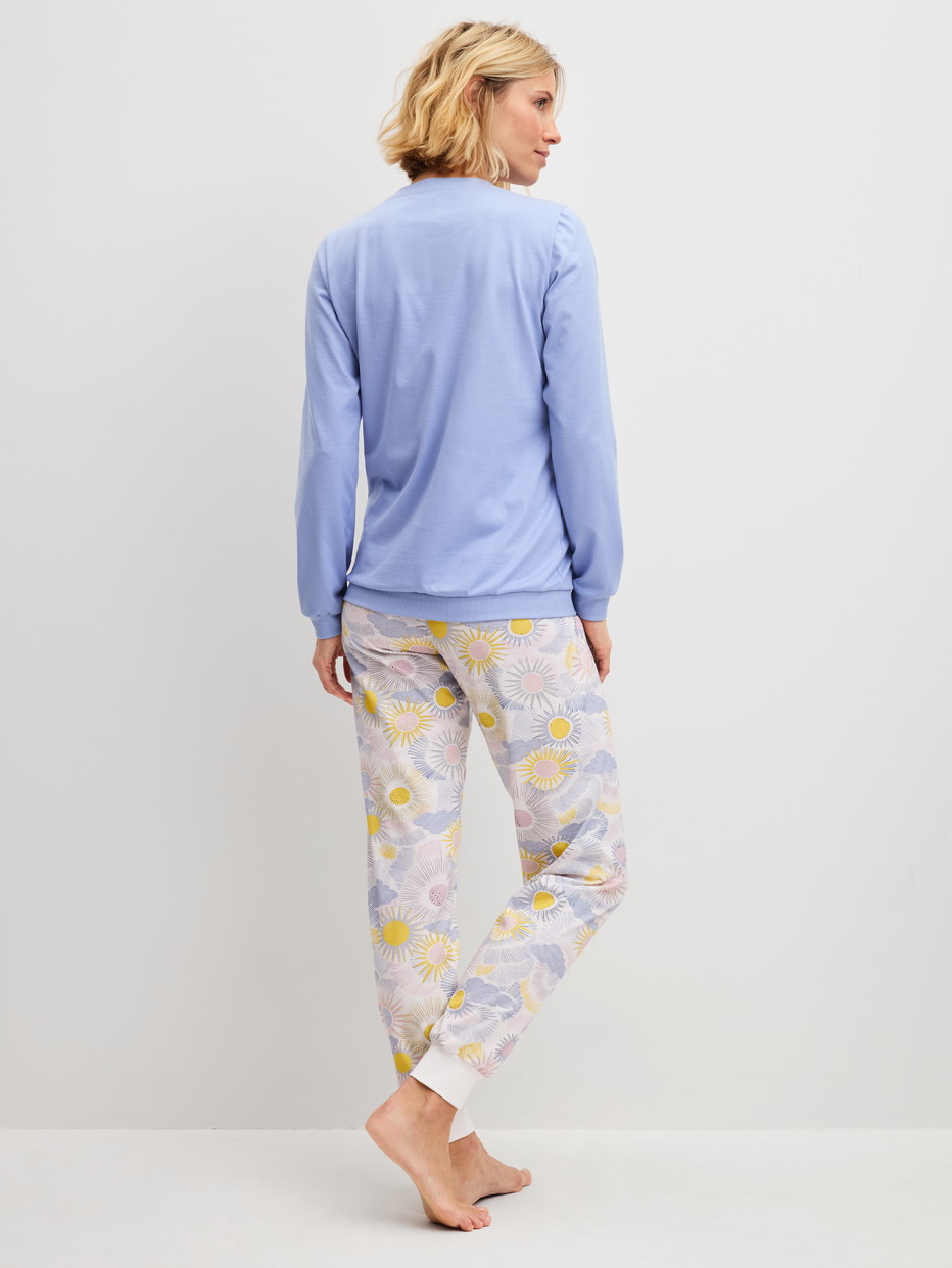 Le mannequin Femme porte le/la Pyjama avec bords élastiques en 100% coton de couleur Bleu, À motifs, de la série EDITION 85 de CALIDA, Vue arrière