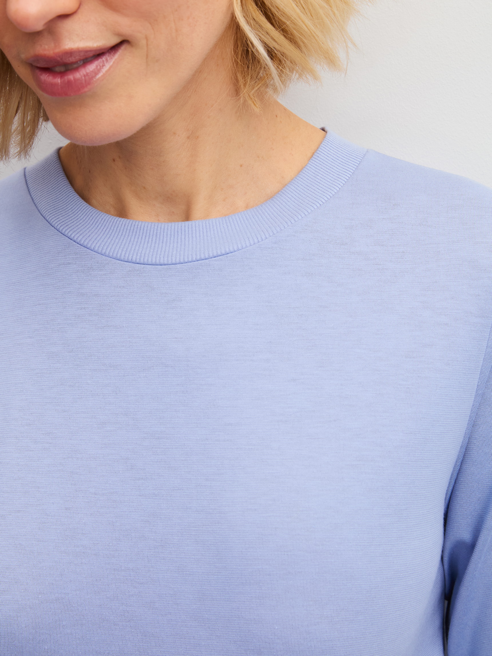 Le mannequin Femme porte le/la Pyjama avec bords élastiques en 100% coton de couleur Bleu, À motifs, de la série EDITION 85 de CALIDA, Détail
