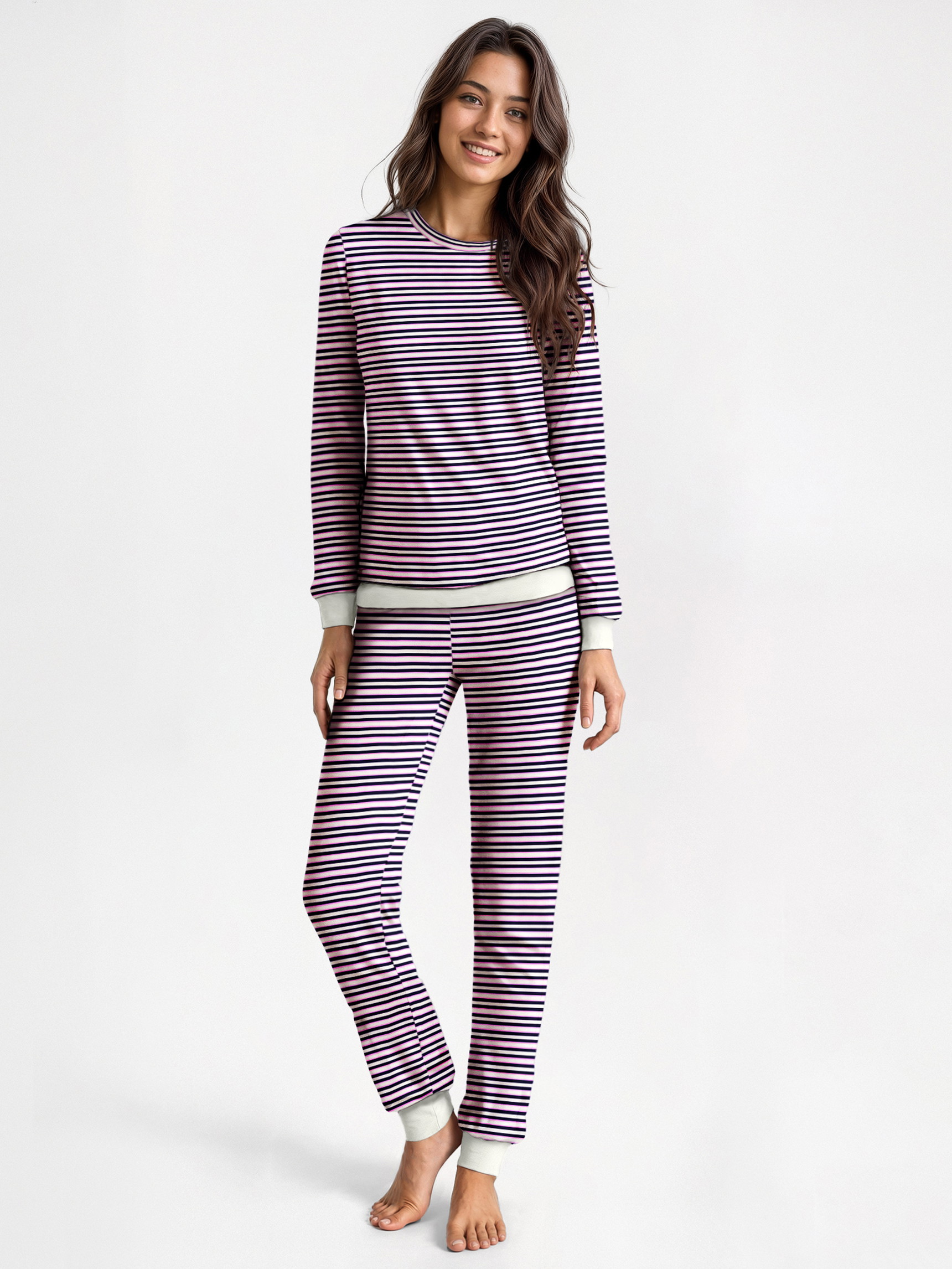 La modella / Il modello Donna indossa Pigiama con polsini in 100% cotone di colore Blu, A righe, della serie Nightwear Xtra di CALIDA, Vista frontale, Immagine generata da IA
