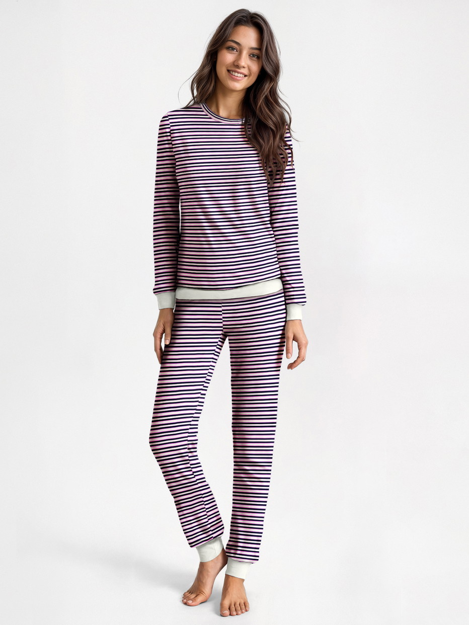 Le mannequin Femme porte le/la Pyjama avec bords élastiques en 100% coton de couleur Bleu, Rayée, de la série Nightwear Xtra de CALIDA, Vue de face, Image générée par IA