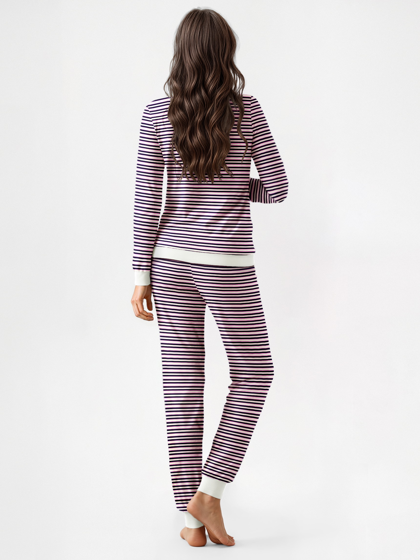 La modella / Il modello Donna indossa Pigiama con polsini in 100% cotone di colore Blu, A righe, della serie Nightwear Xtra di CALIDA, Vista posteriore, Immagine generata da IA