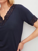 La modella / Il modello Donna indossa Pigiama corto in Modal di colore Blu, Pizzo, della serie Elegant Dreams di CALIDA, Dettaglio