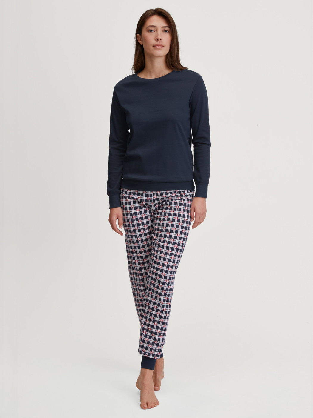 Damen-Model trägt Bündchen-Pyjama aus 100% Baumwolle in Blau, Kariert aus Serie Family & Friends von CALIDA, Vorderansicht